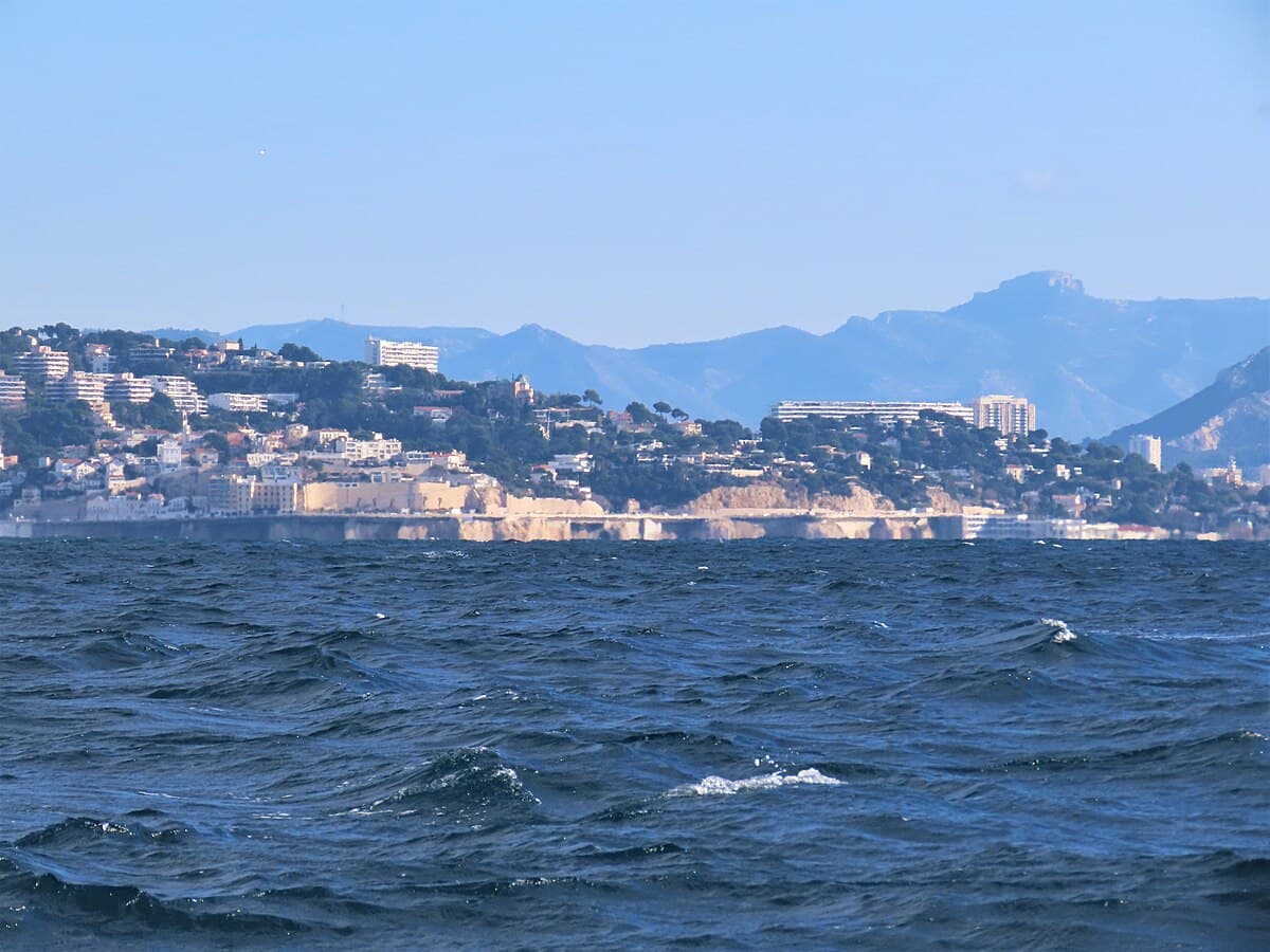 300 jeunes forment une chaîne humaine sur la Corniche à Marseille pour la santé mentale