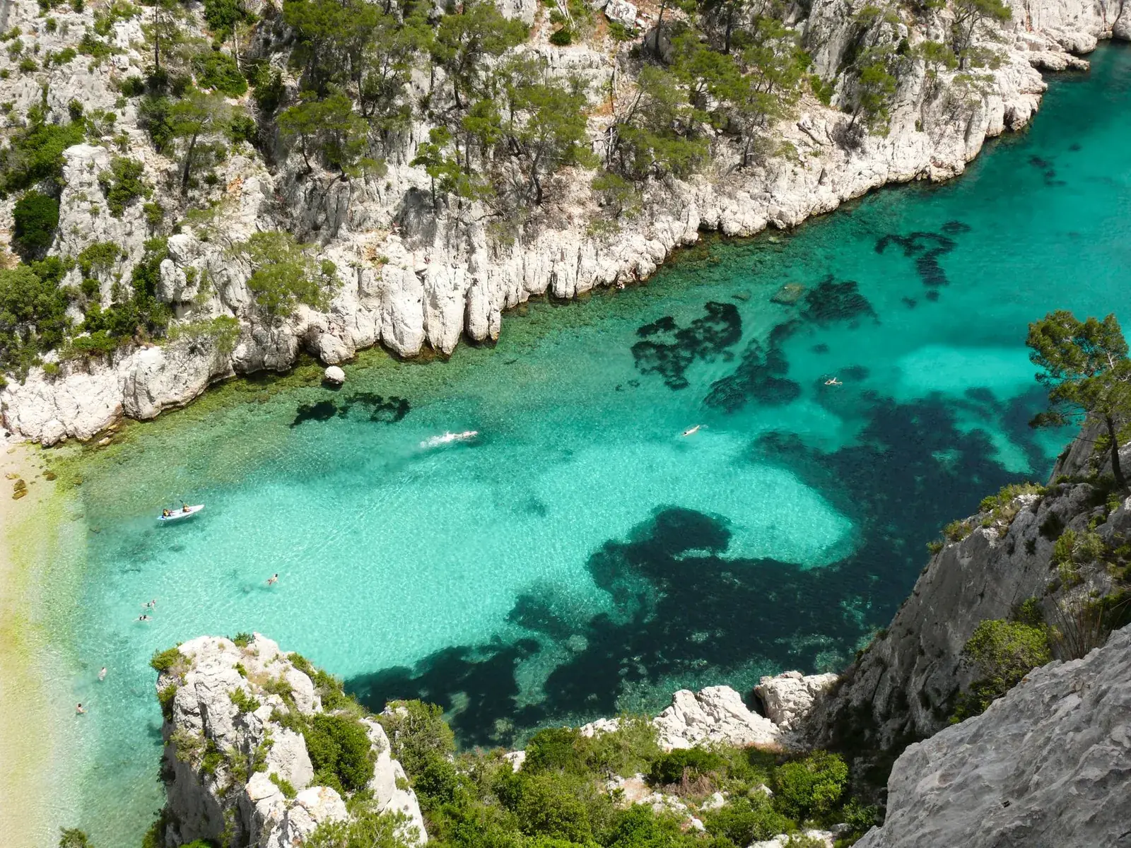 Une calanque du massif marseillais, eau turquoise et falaises calcaires