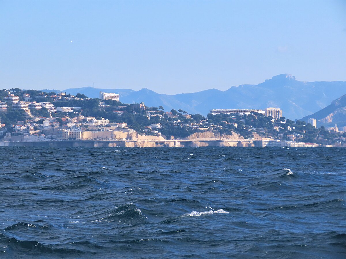 La côte de la Corniche Kennedy vue depuis la mer, à Marseille